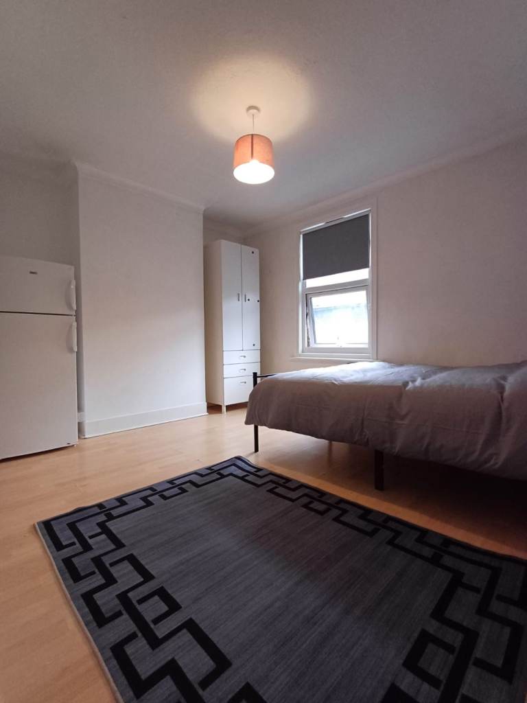 Double room to rent near the Train station and Medway Hospital 