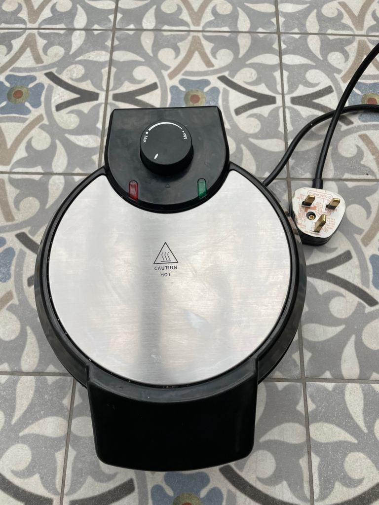 Waffle Maker with adjustable Temperature Control 700W