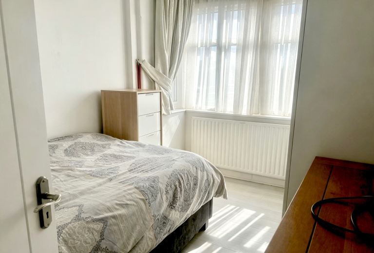 Rent Double Room - High Road, Romford RM6 6AJ 