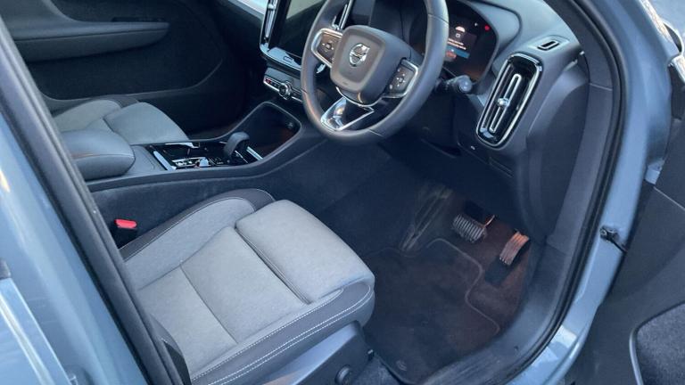 2022 Volvo XC40 Plus, B3 mild hybrid, Petrol, Dark ESTATE Petrol/Electric Hybrid Automatic