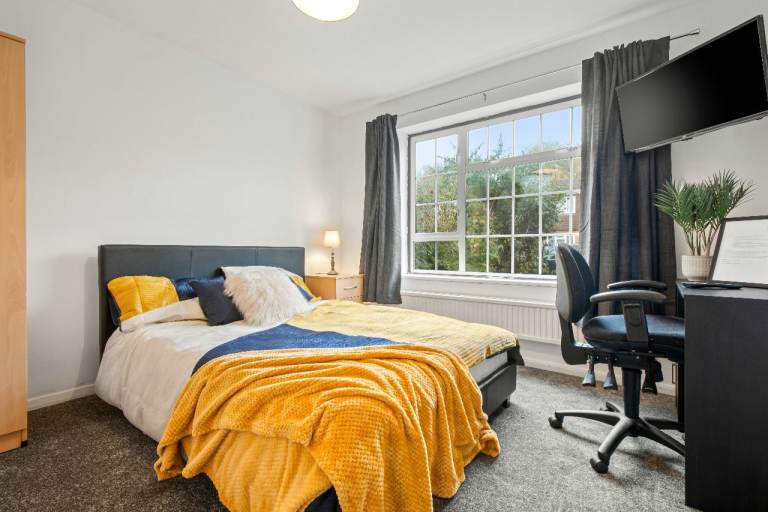 2 Rooms available in a house share in Chertsey - Great Location!