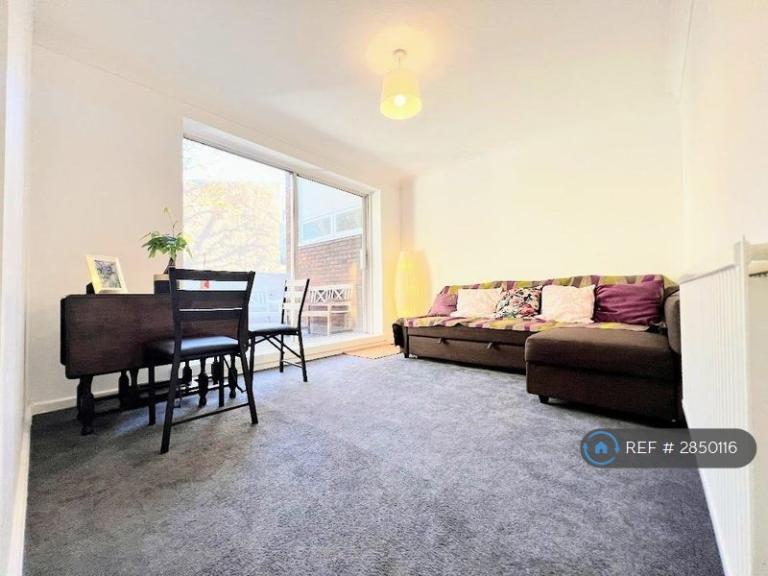 4 bedroom flat in Kingfisher Court, London, SW11 (4 bed) (#2850116)