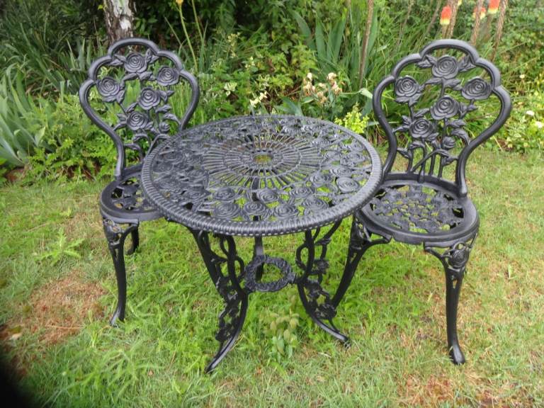 GARDEN / PATIO SET ~ TABKE AND 2 CHAIRS ~ CAST ALUMINIUM ~ ROSES ~