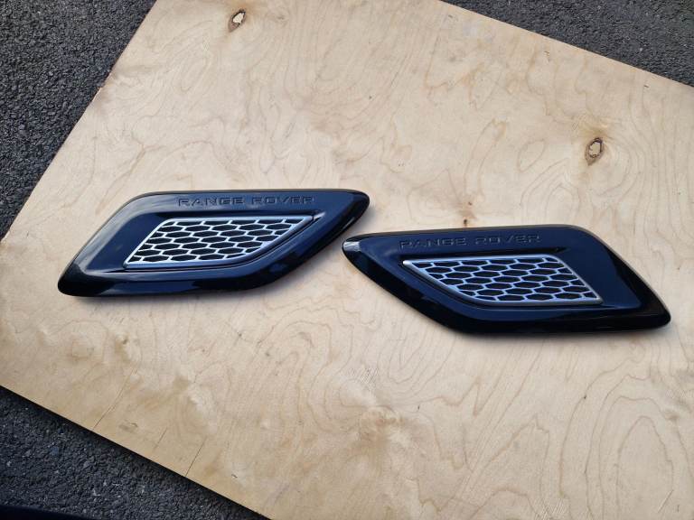 LAND ROVER Range Rover Grilles DK62-16C629-AD,DK62-16C628-BD. Used, condition as in the photos. 