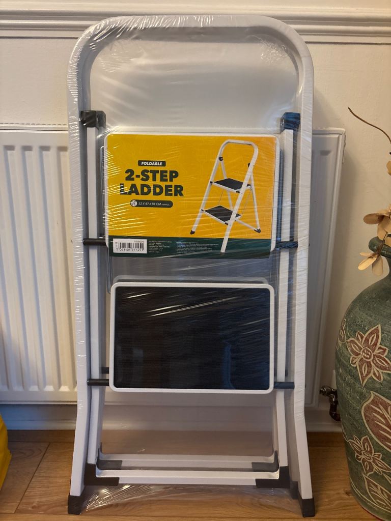 Foldable two step ladder