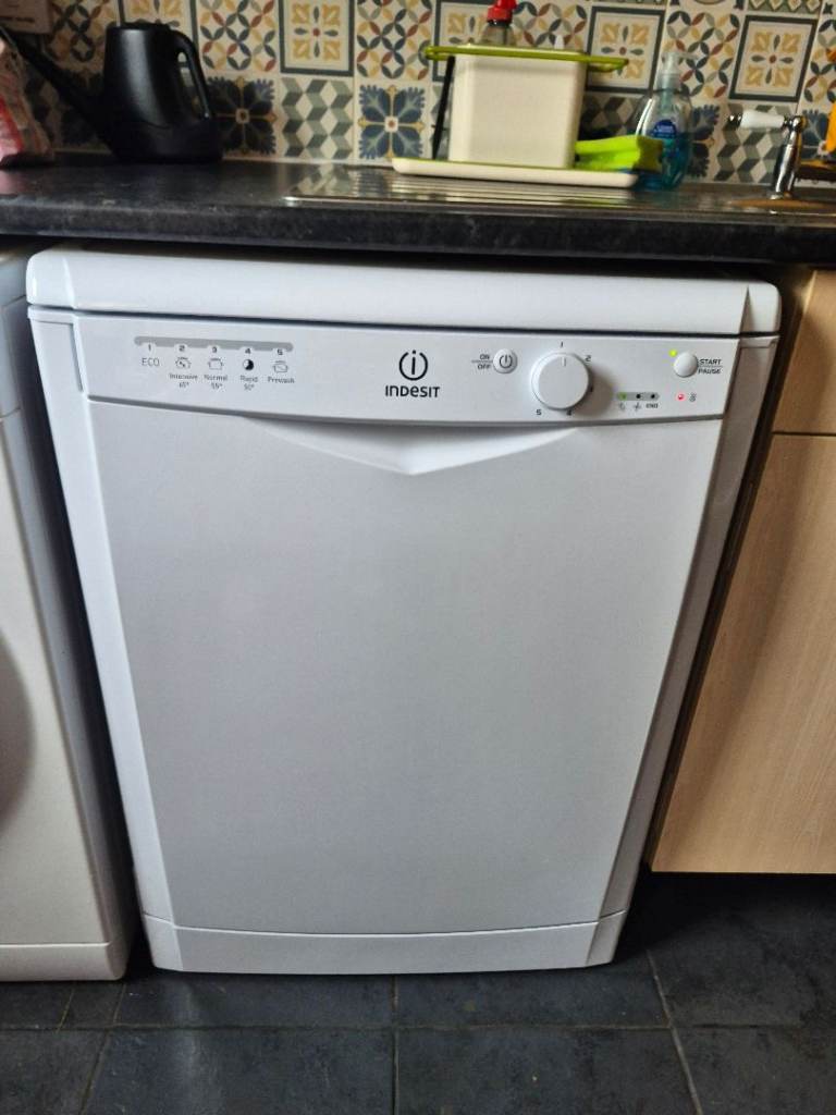 Indesit Dishwasher – White, Good Condition