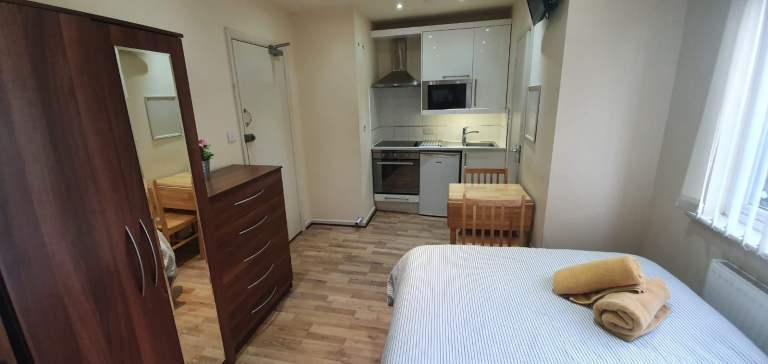 Studio to rent on Ash Grove, London