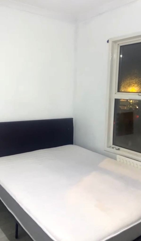 Double room including bills for single occupancy/couple or three people Postcode LU1 1HP