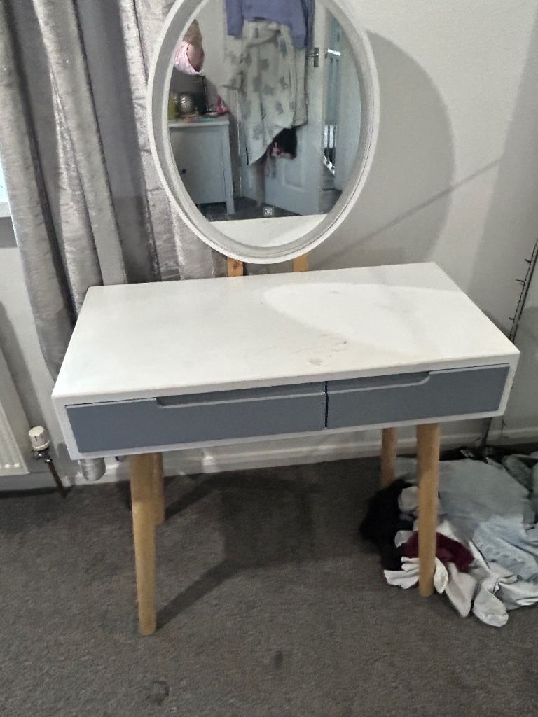 Dress table