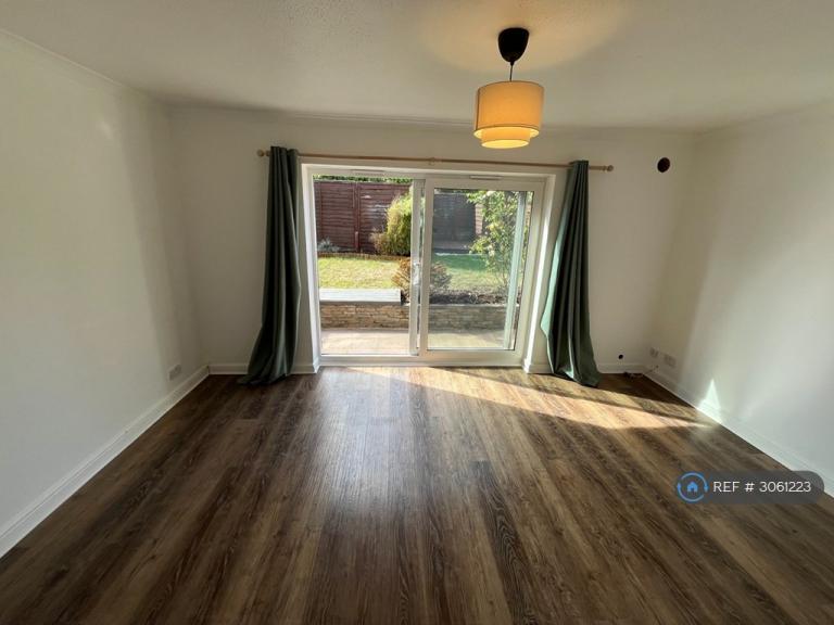 2 bedroom flat in Willis Close, Epsom, KT18 (2 bed) (#3061223)