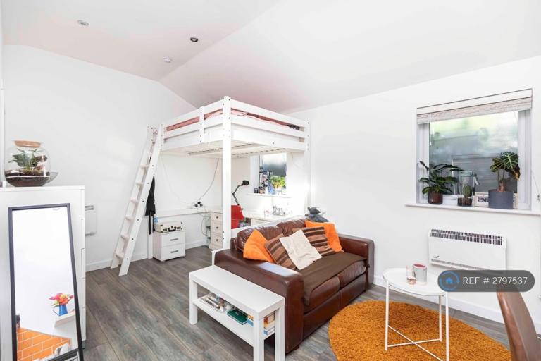 Studio flat in Knyveton Road, Bournemouth, BH1 (#2797537)