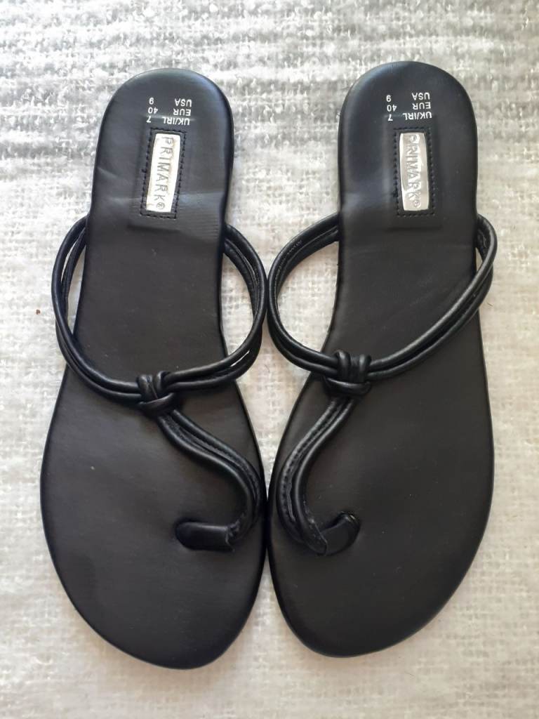 Ladies black flip-flops. Size 7. VGC.