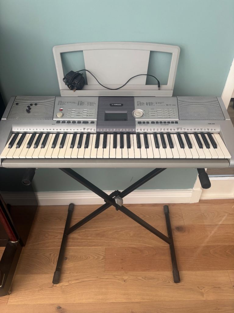 Electronic Yamaha Keyboard
