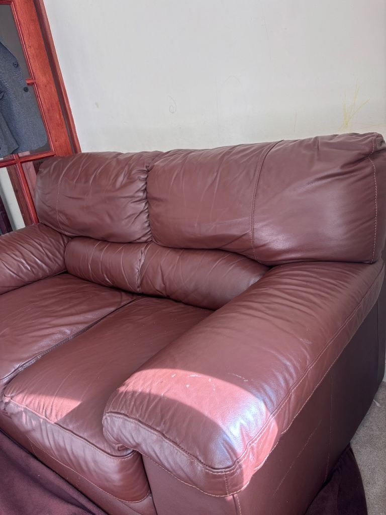 2 seater sofa in a good condition 