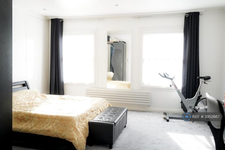 1 bedroom flat in Finsbury Park, London, N4 (1 bed) (#2952667)