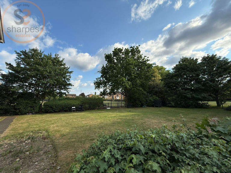 1 bedroom flat in Heathfield Drive, Mitcham, Surrey