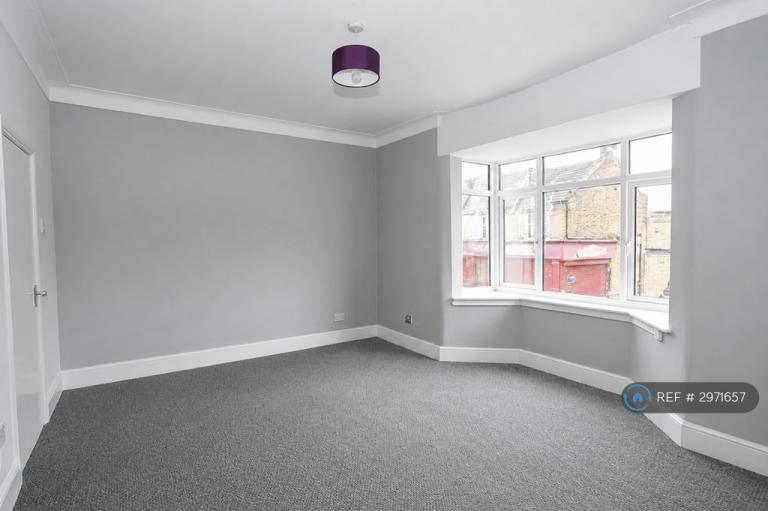 1 bedroom flat in Lea Bridge Road, London, E10 (1 bed) (#2971657)
