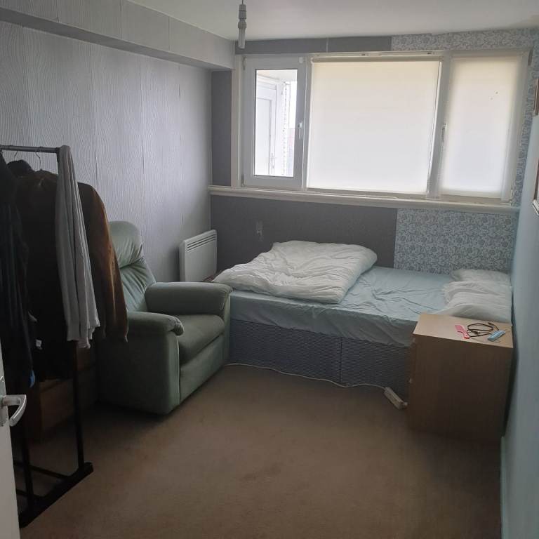Single room available no couple 