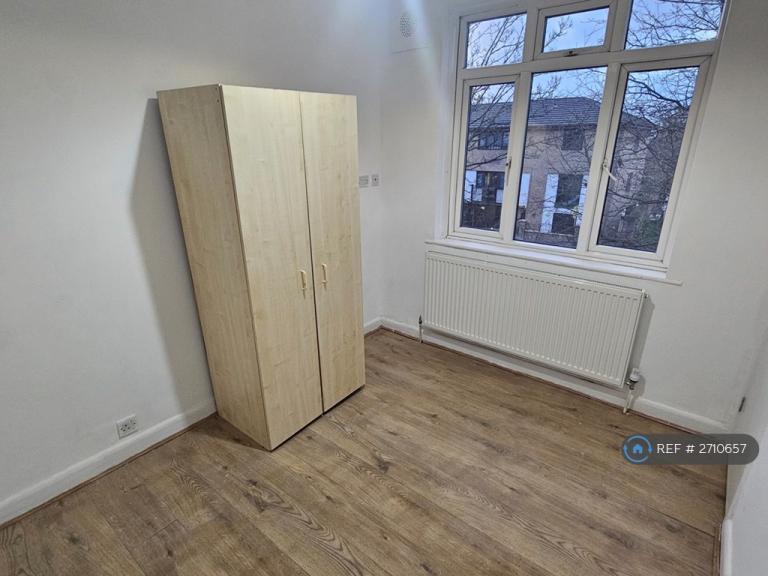 2 bedroom flat in Neasden Lane, London, NW10 (2 bed) (#2710657)