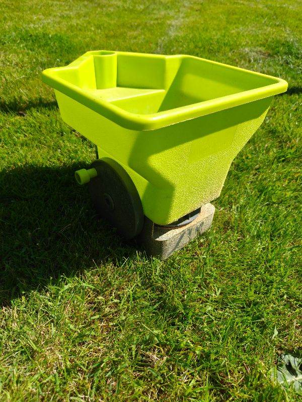 Grass Seed Spreader 
