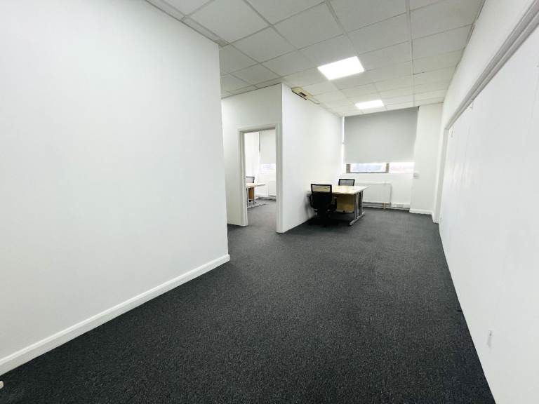 Large Office / Studio To Rent in Park Royal NW10 