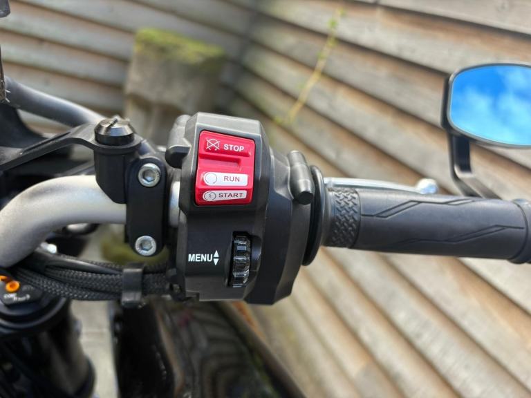 2023 / 73 Yamaha MT10 £10000 Grey 5978 miles.