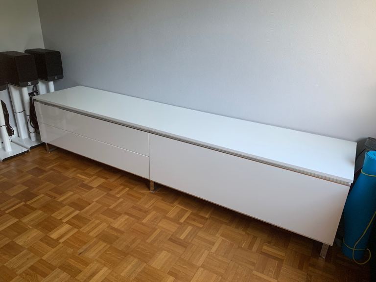 Glossy White TV / Media Unit – Excellent Condition