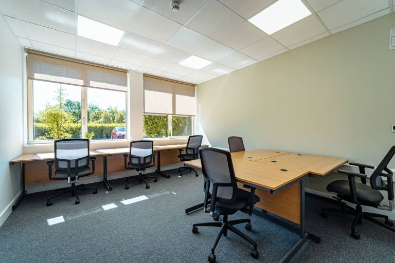 Kircaldy - KY2 6QJ \ Hot Desk in a Ready-to-Use Coworking Space