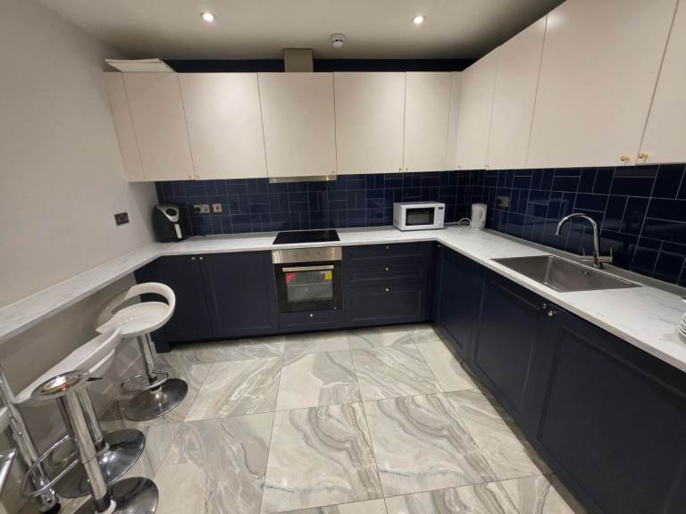 🔥 HUGE 6-BEDROOM HOUSE WITH ENSUITES TO RENT – CR4 2ET 🔥