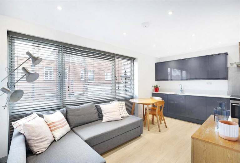 1 bed flat in St. James Street, Walthamstow E17 6PF