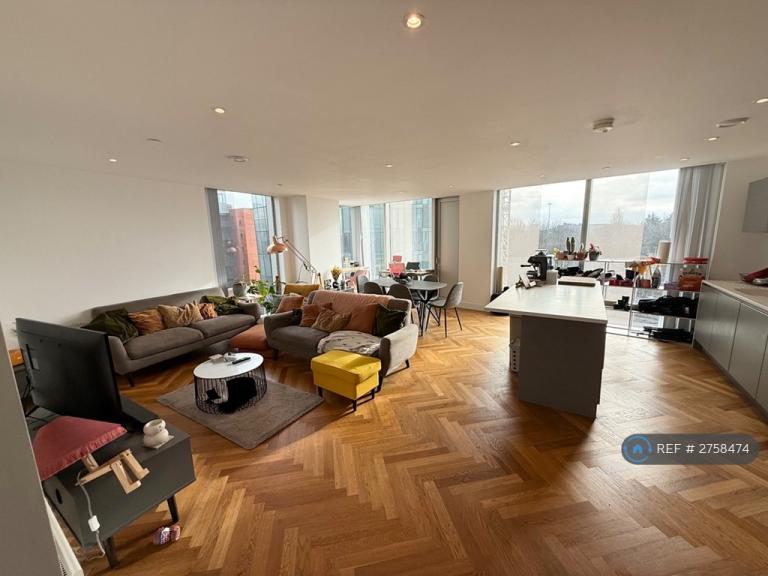 3 bedroom flat in South Tower Deansgate Square, Manchester, M15 (3 bed) (#2758474)