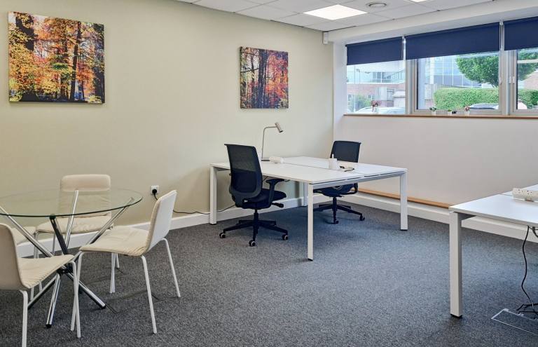 Chippenham - SN14 0GT \ Office Space for Teams with 5 Workstations