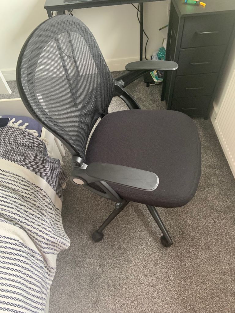 Black Mesh Office Chair – Good Condition