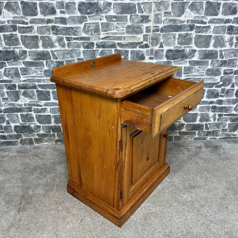 Country Collectibles Pine Bedside Cabinet – Drawer & Cupboard Storage