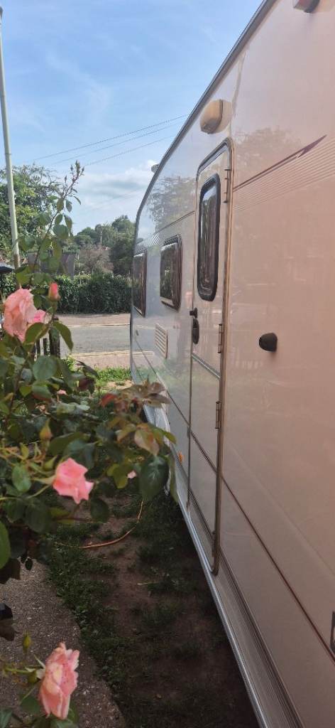 Caravan 4 berth with full length awing and motor mover 