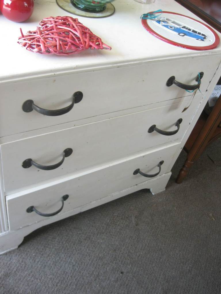 VINTAGE WHITE STURDY CHEST OF 3 DRAWERS. EX DRESSING TABLE. STURDY. VIEWING - COLLECTION AVAILABLE