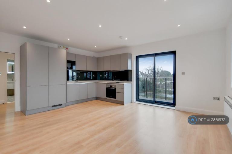 1 bedroom flat in Gunnersbury Avenue, London, W5 (1 bed) (#2861972)