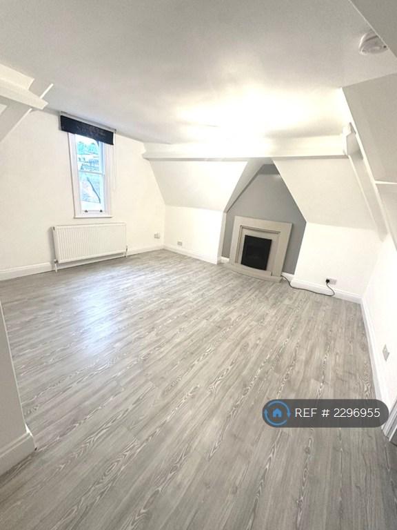 2 bedroom flat in Berkhamsted High Street, Berkhamsted, HP4 (2 bed) (#2296955)