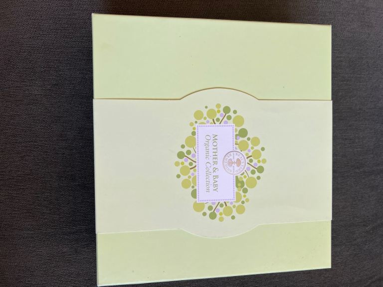 Neal’s Yard “Mother & Baby Organic Collection” Gift Set 