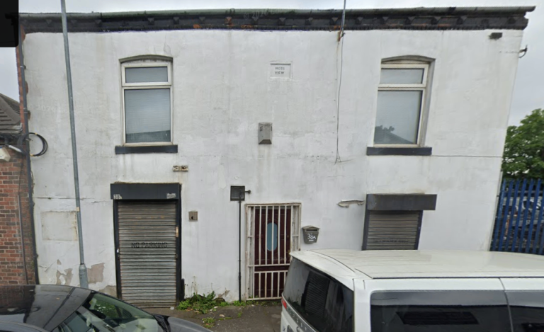 Manchester Swinton 3 bedroom and a large living room with kitchen and bathroom to rent