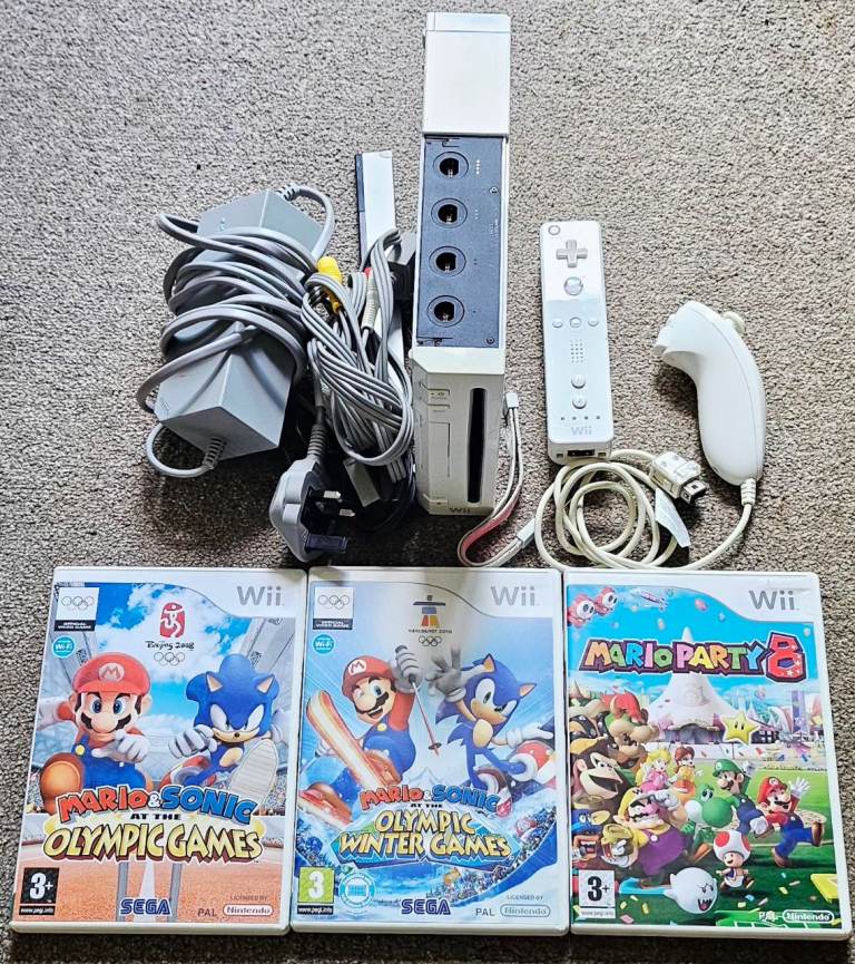 NINTENDO WII CONSOLE BUNDLE. 