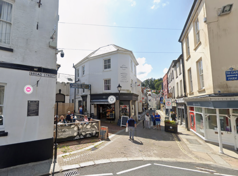 Retail unit in Arcade to Rent £120 p/w -Launceston Cornwall -Direct from Landlord- No extra Fees