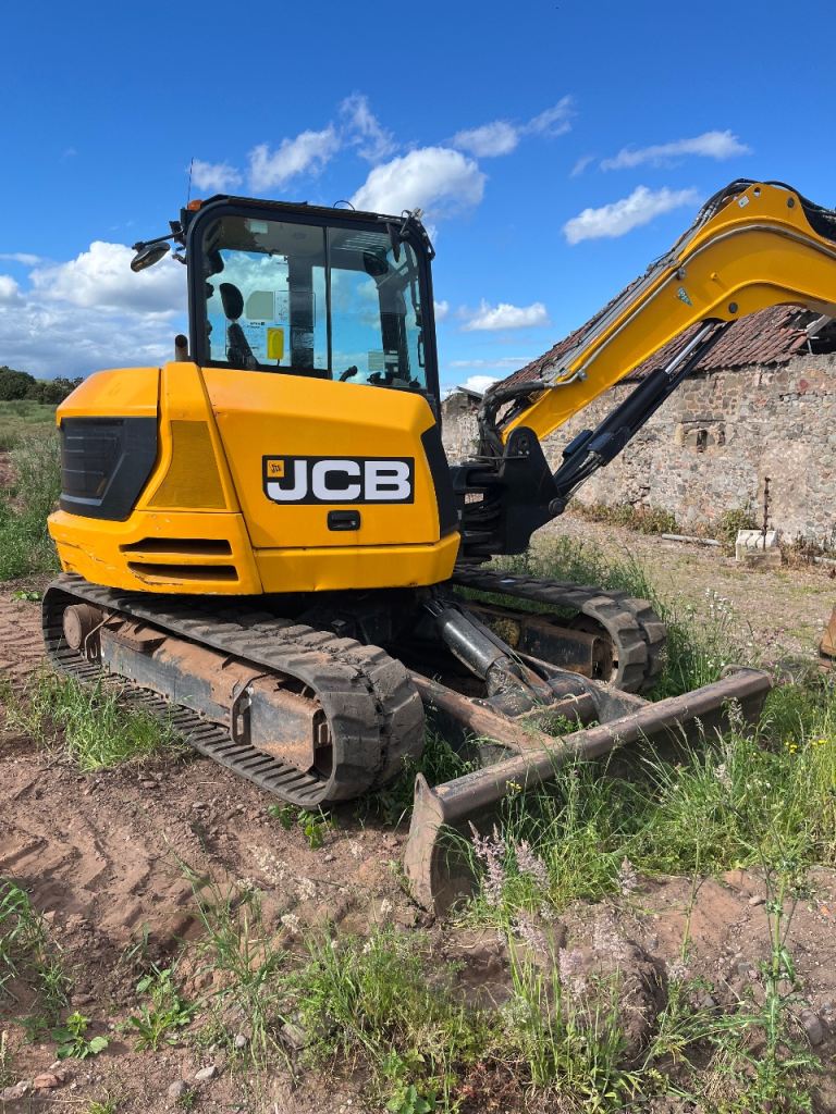 JCB digger 8.5 ton 