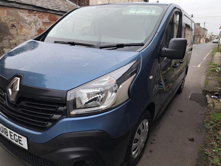 VERY LOW MILES 8 SEATER RENAULT TRAFFIC MINI BUS WITH WHEEL CHAIR ACCESS.