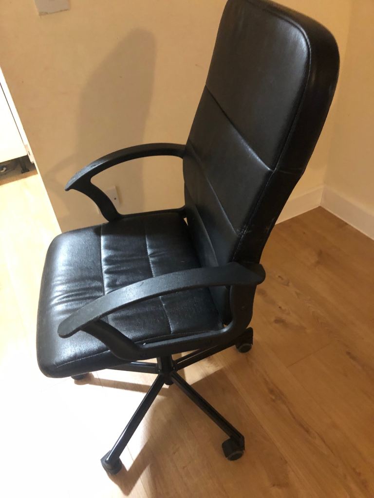 Black chair. Height adjustible