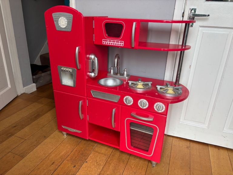 Play kitchen and food