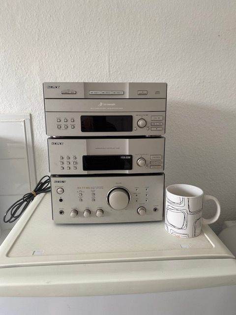 SONY Hifi tower with amplifier, 3CD changer, radio