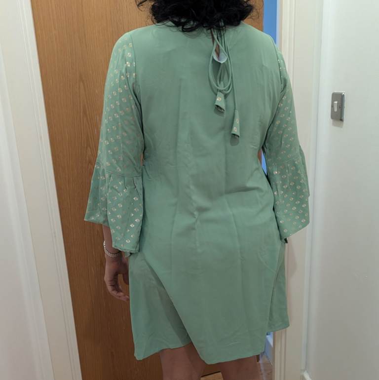 Light Green Summer Dress with Bell Sleeves – Good Condition