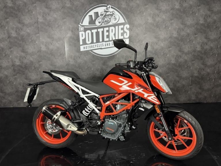 KTM 390 Duke *Genuine 1500 miles!*