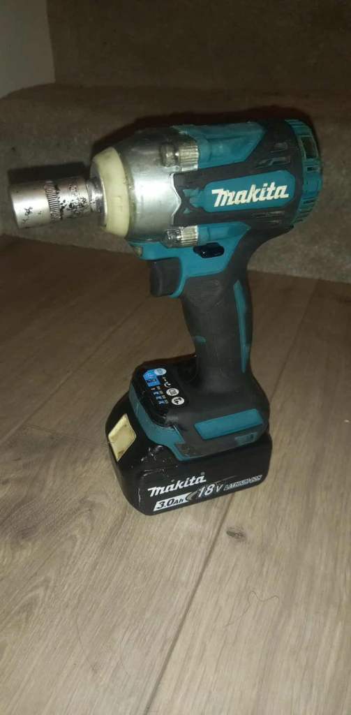 Makita 18v brushless wrench with 3amp
